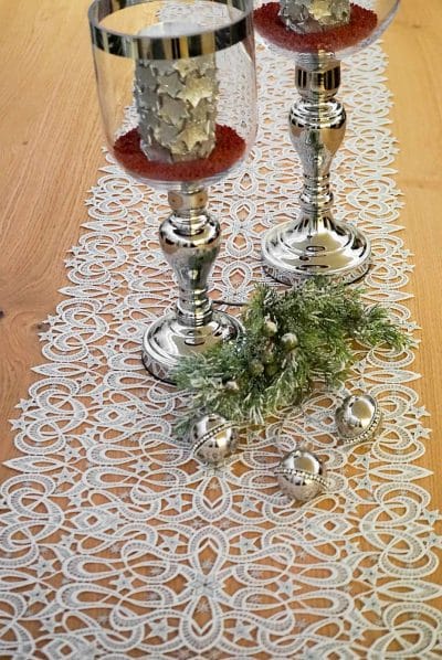 Moderner Plauener Spitze Tischläufer zu Weihnachten Sternenzauber silber