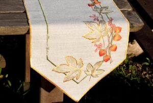 besticktes plauener spitze tischband herbst 32x142 cm
