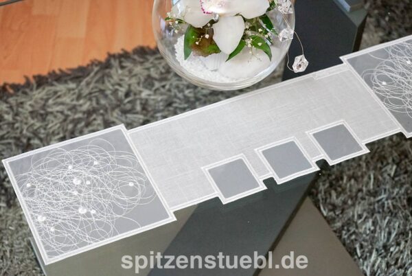 Moderne Tischläufer aus Plauener Spitze. Moderne Tischwäsche  Made in Germany. Tischläufer aus moderner Stickerei.