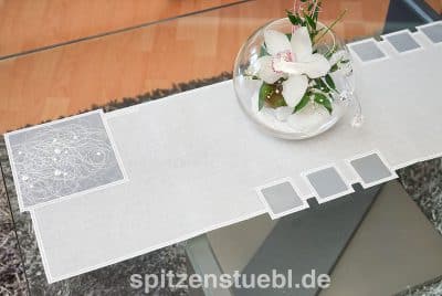 Moderne Tischläufer aus Plauener Spitze. Moderne Tischwäsche Made in Germany. Tischläufer aus moderner Stickerei.
