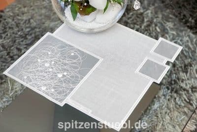 Moderne Tischdecke aus Plauener Spitze. Moderne Tischwäsche  Made in Germany. Tischdecken aus moderner Stickerei.