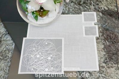 Moderne Tischdecke aus Plauener Spitze. Moderne Tischwäsche Made in Germany. Tischdecken aus moderner Stickerei.