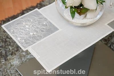 Moderne Tischdecke aus Plauener Spitze. Moderne Tischwäsche  Made in Germany. Tischdecken aus moderner Stickerei.