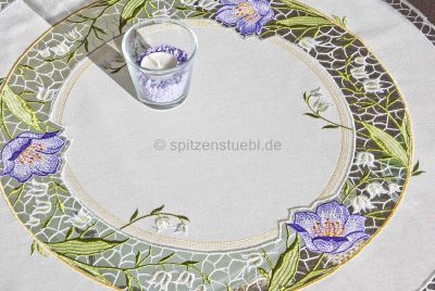 Tischdecke bestickt mit Annemone & Maiglöckchen aus Plauener Spitze