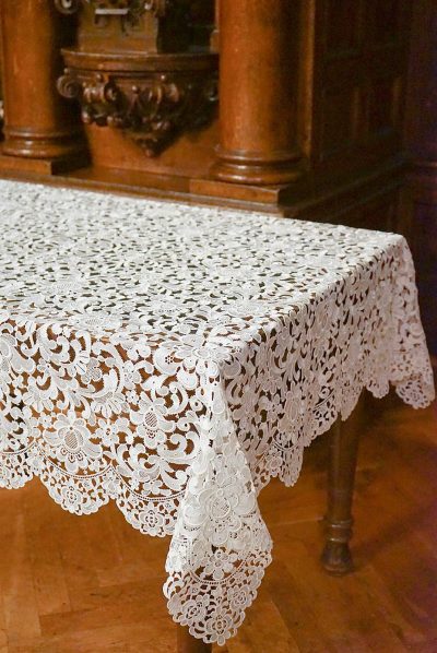 Tischdecke aus 100% Baumwolle in klassischer Plauener Spitze Spitzentischdecken