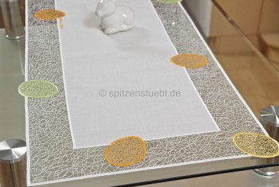 Moderne Tischläufer zu Ostern aus Plauener Spitze