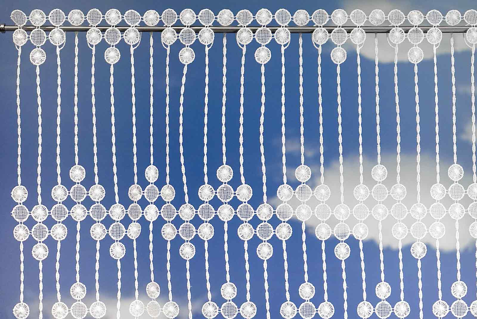 Plauener Spitze Scheibengardine Perlen 30 cm - Plauener Spitze modern -  Online Shop für Gardinen, Tischdecken, Tischläufer, Fensterbilder,  Scheibengardinen, Kurzgardinen, Flächenvorhänge und Spitzenborten