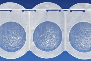 plauener-spitze-kurzgardine-schneeballspitze-kreativ Kurzgardine Schneeballspitze kreativ aus Plauener Spitze in Ecru, 43 x 96 cm, mit drei runden Organza-Fenstern und verschlungener Fadenstickerei, an einer Stange aufgehängt